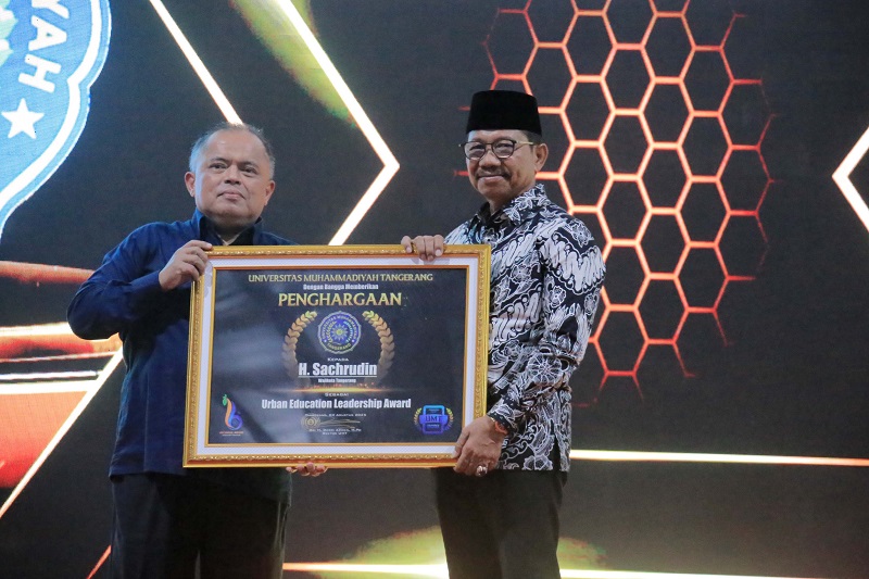 Walikota Sachrudin Diganjar Penghargaan Pendidikan dari UMT