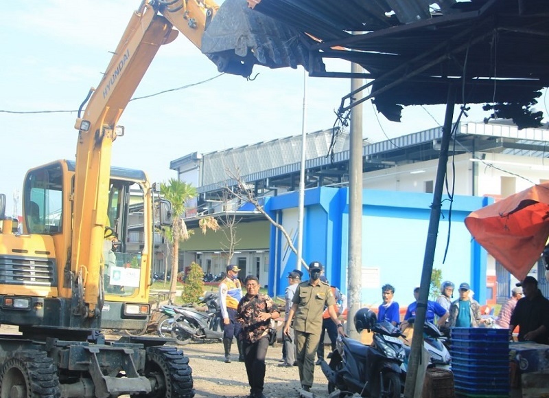 Satpol PP Tertibkan PKL Liar di Sekitar Pasar Anyar
