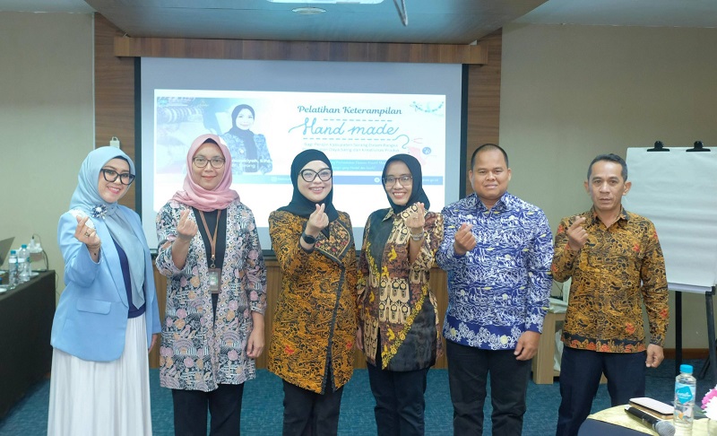 Diskoumperindag Serang Latih Puluhan Warga Bikin Kerajinan Handmade
