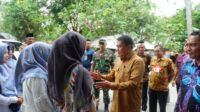 Bupati Tangerang Kunjungi Warga Mauk Penerima Beasiswa SGU