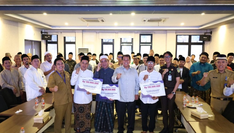 Bupati Tangerang Serahkan Bantuan Program Sanitren