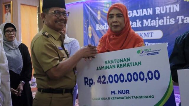 Sachrudin Serahkan Santunan JKM untuk Guru Ngaji