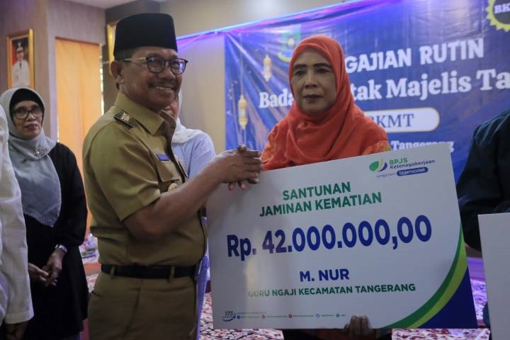 Sachrudin Serahkan Santunan JKM untuk Guru Ngaji