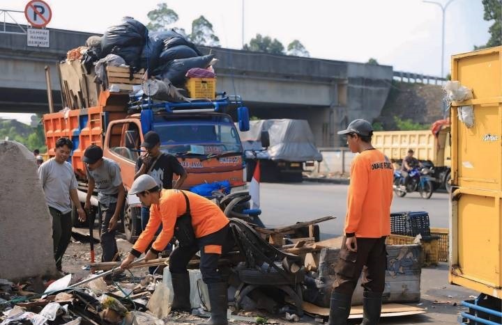 DLH Kota Tangerang Tutup Puluhan TPS Liar