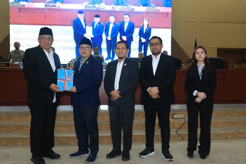 DPRD Tangsel Serahkan Raperda Fasilitasi Penyelenggaraan Pesantren ke Walikota