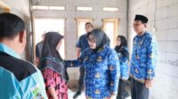 WABUP BEDAH RUMAH Wabup Intan Tinjau Program Bedah Rumah di Kemiri