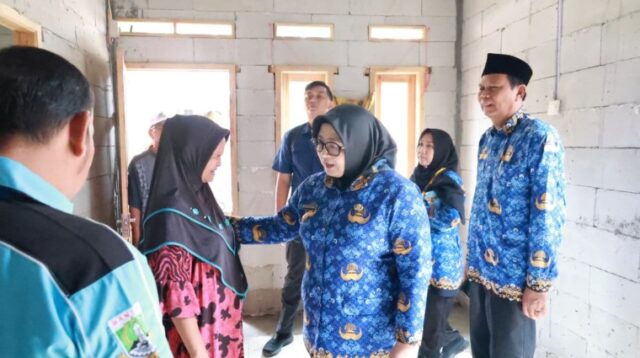 WABUP BEDAH RUMAH Wabup Intan Tinjau Program Bedah Rumah di Kemiri