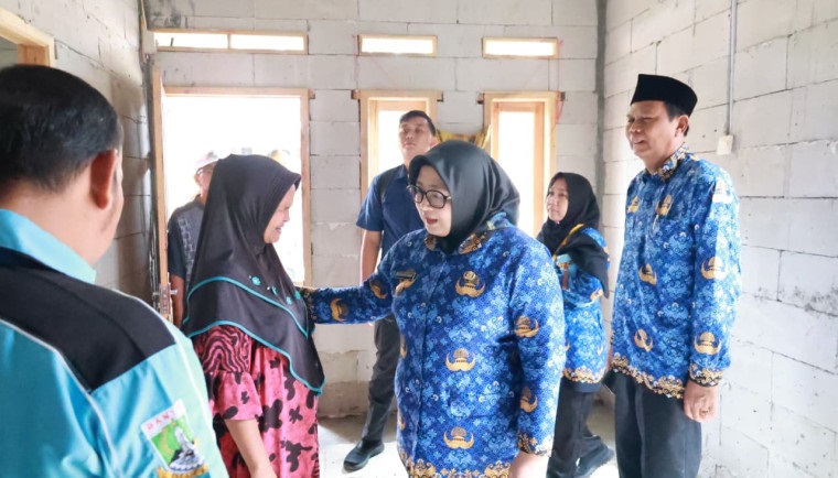 WABUP BEDAH RUMAH Wabup Intan Tinjau Program Bedah Rumah di Kemiri
