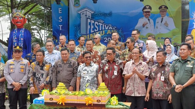 Wali Kota dan Wakil Wali Kota Tangerang beserta jajaran Forkopimda dalam pembukaan Festival Pintu Air 10