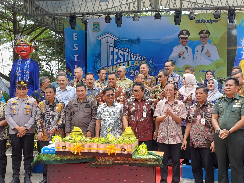 Wali Kota dan Wakil Wali Kota Tangerang beserta jajaran Forkopimda dalam pembukaan Festival Pintu Air 10