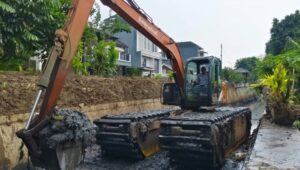 Hadapi Puncak Musim Penghujan, Pemkot Tangerang Mulai Normalisasi Saluran Air