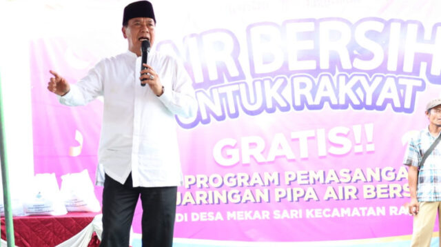 Bupati Tangerang Kunjungi Desa Tanjakan Mekar, Salurkan Air Bersih dan Sembako