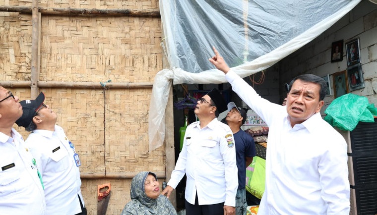 Bupati Tangerang Tinjau Rumah Roboh Akibat Hujan dan Angin di Kresek