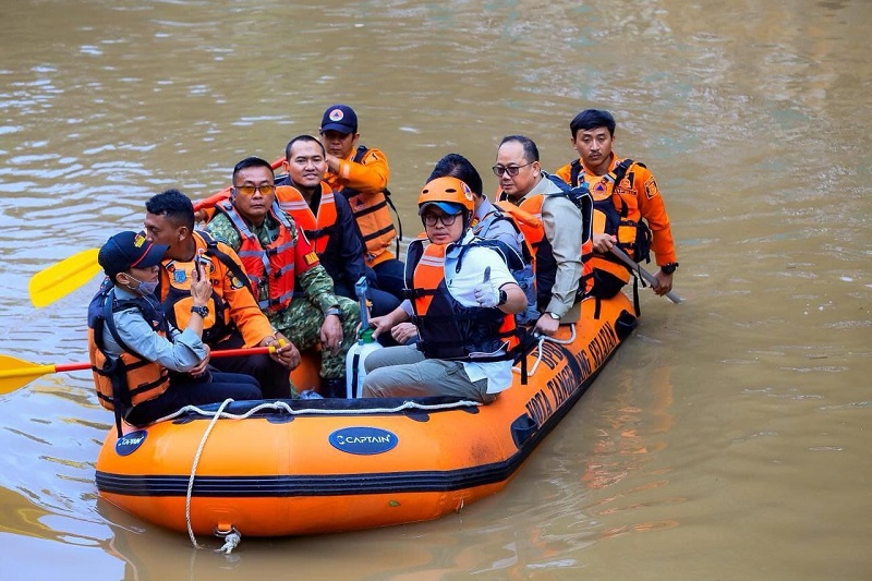 Tangani Pencemaran, Pilar Susuri Kali Jaletreng dan Tabur Karbon Aktif