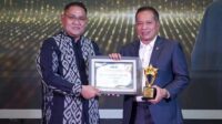 Menkop Ferry Juliantono Terima Golden Leader Award JMSI