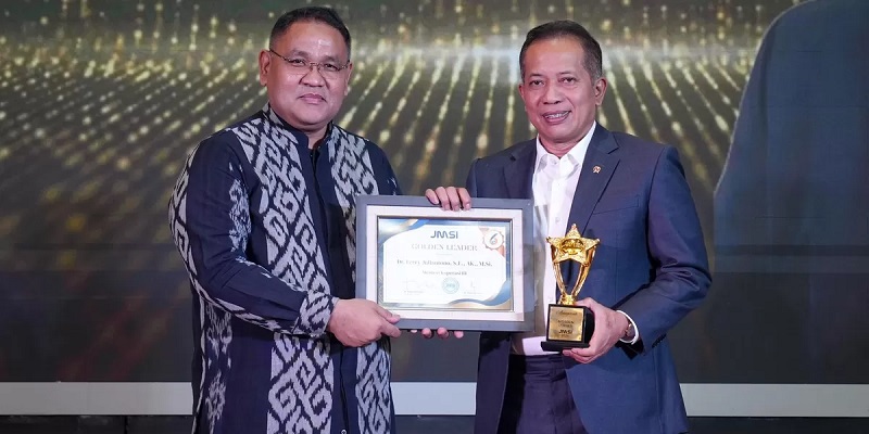Menkop Ferry Juliantono Terima Golden Leader Award JMSI