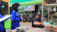 PEMERIKSAAN TAKJIL Pemkot Tangerang Uji Sampel Takjil di Pasar Lama