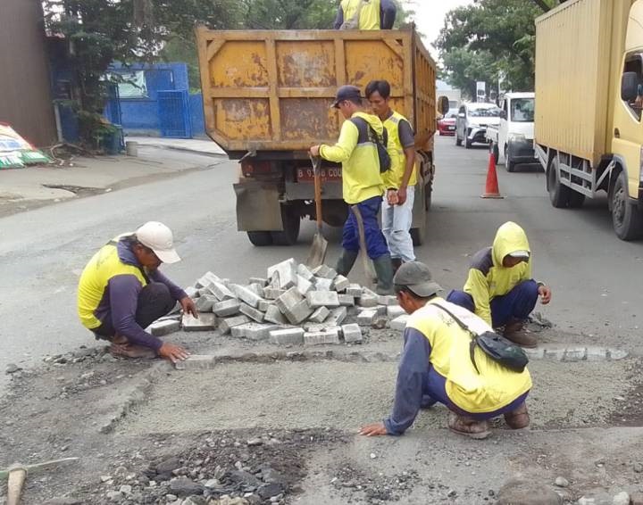 Pemkot Tangerang Perbaiki Jalan Husein Sastranegara