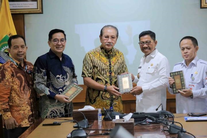 Pemkot Tangerang Terima 500 Wakaf Al-Qur’an dari Indah Kiat