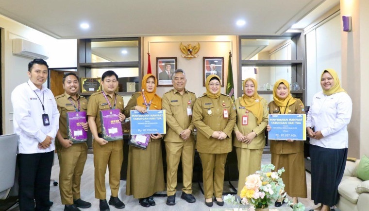 Wabup Tangerang Serahkan Ratusan SK Kenaikan Pangkat dan Pensiunan