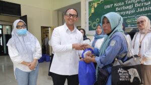 DWP Tangsel Berbagi dengan Penyapu Jalan