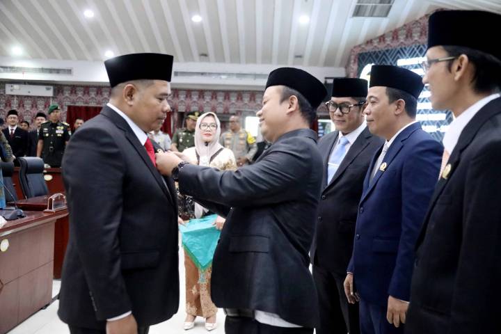 Hendra Gunawan Dilantik Jadi Anggota DPRD