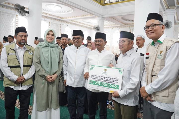 Safari Ramadan, Sachrudin Serahkan Bantuan Masjid