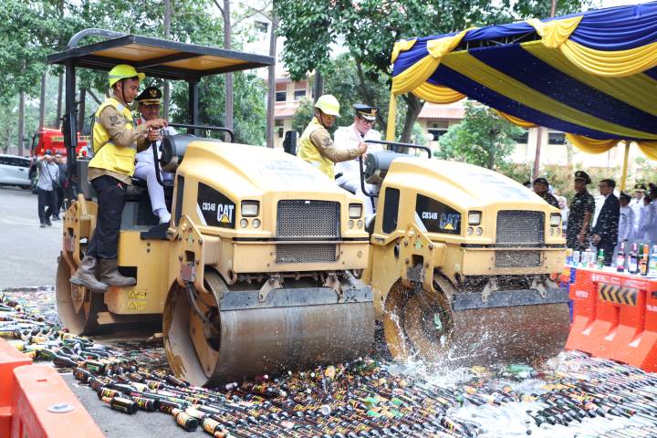 HUT Ke-33, Pemkot Tangerang Musnahkan 1.128 Botol Miras