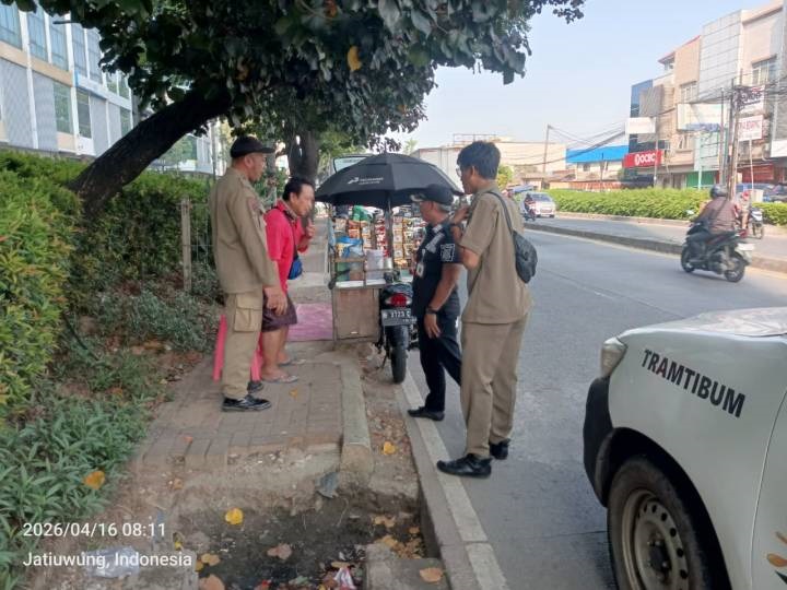 Kecamatan Jatiuwung Tertibkan Pedagang Secara Persuasif