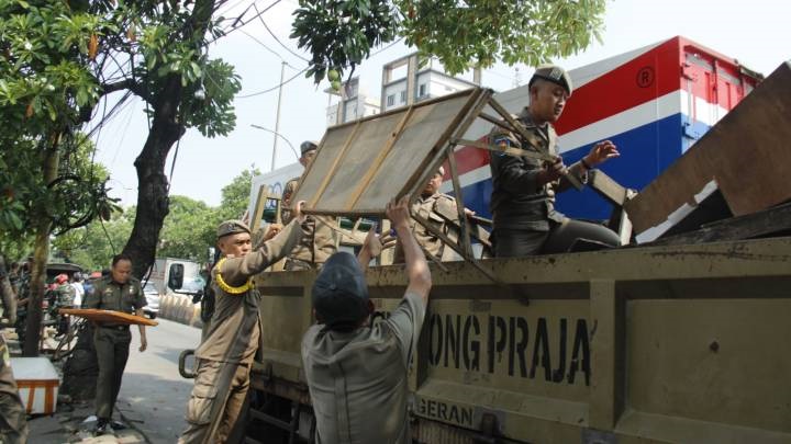 Satpol PP Tertibkan PKL di Sejumlah Jalan Utama Tangerang