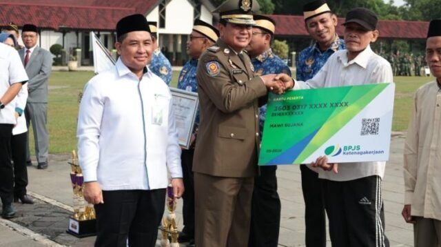Bupati Tangerang Tegaskan Komitmen Pelayanan, Terima Rekor MURI