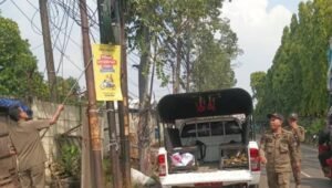 Tramtib Jatiuwung Tertibkan Spanduk Liar dan Cek Depo Sampah