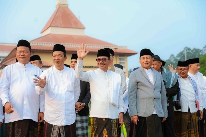 Ribuan Warga Meriahkan Jalan Sehat Sarungan
