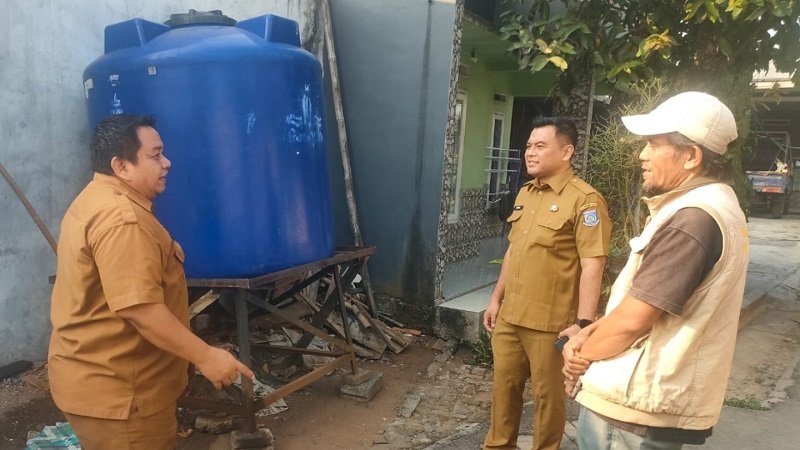 BENYAMIN AIR BERSIH Pemkot Tangsel Salurkan Air Bersih untuk Warga Terdampak Kekeringan di Setu