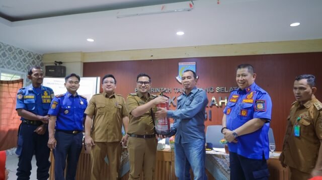 Pilar Perkuat Peran Relawan Pemadam Kebakaran dengan Bantuan Peralatan