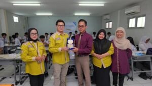 PUBLIC SPEAKING Dosen Ilmu Komunikasi Universitas Pamulang Bekali Siswa SMK Letris 1 Keterampilan Public Speaking