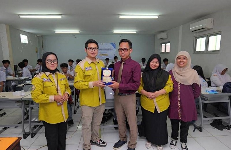 Dosen Ilmu Komunikasi Universitas Pamulang Bekali Siswa SMK Letris 1 Keterampilan Public Speaking