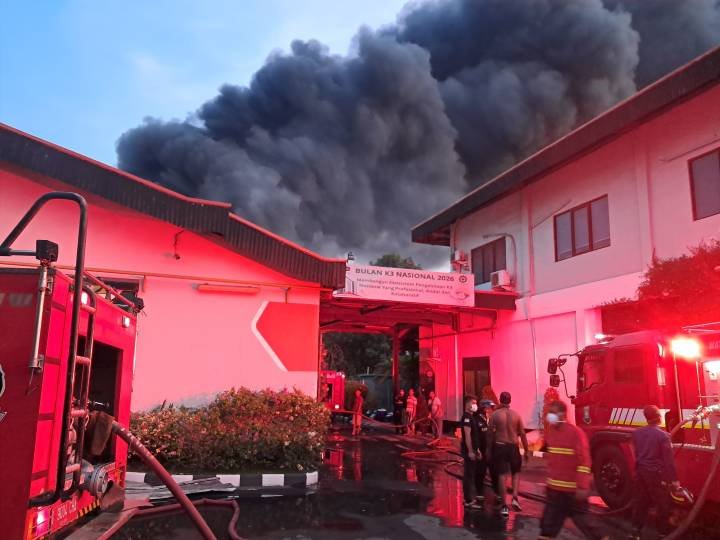 BPBD Kota Tangerang Kerahkan 14 Armada Padamkan Kebakaran di Batusari