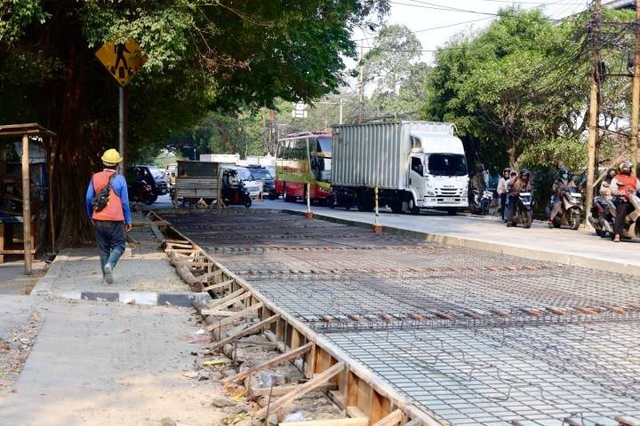 JALAN M TOHA Perbaikan Jalan M. Toha Capai 85 Persen