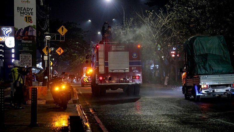Tangsel Semprot Tiga Koridor Jalan untuk Kendalikan Abu Vulkanik