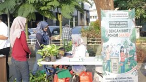 DLH Tangsel Tukar Sampah Plastik dengan Bibit Tanaman