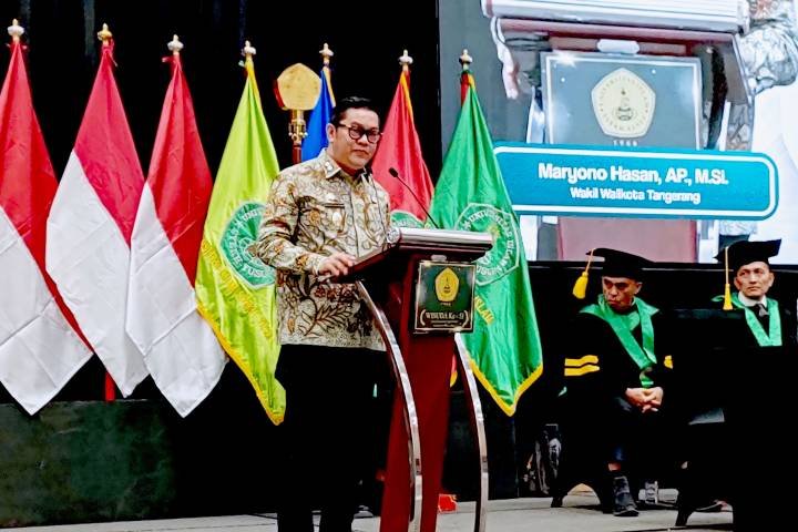 Maryono Ajak Wisudawan UNIS Tangerang Terus Belajar dan Berani Berkarya